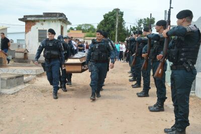 Imagem da notícia Sob honras e salva de tiros, amigos e familiares se despedem do Sargento Andrade, que dedicou 37 anos à PM em Coxim
